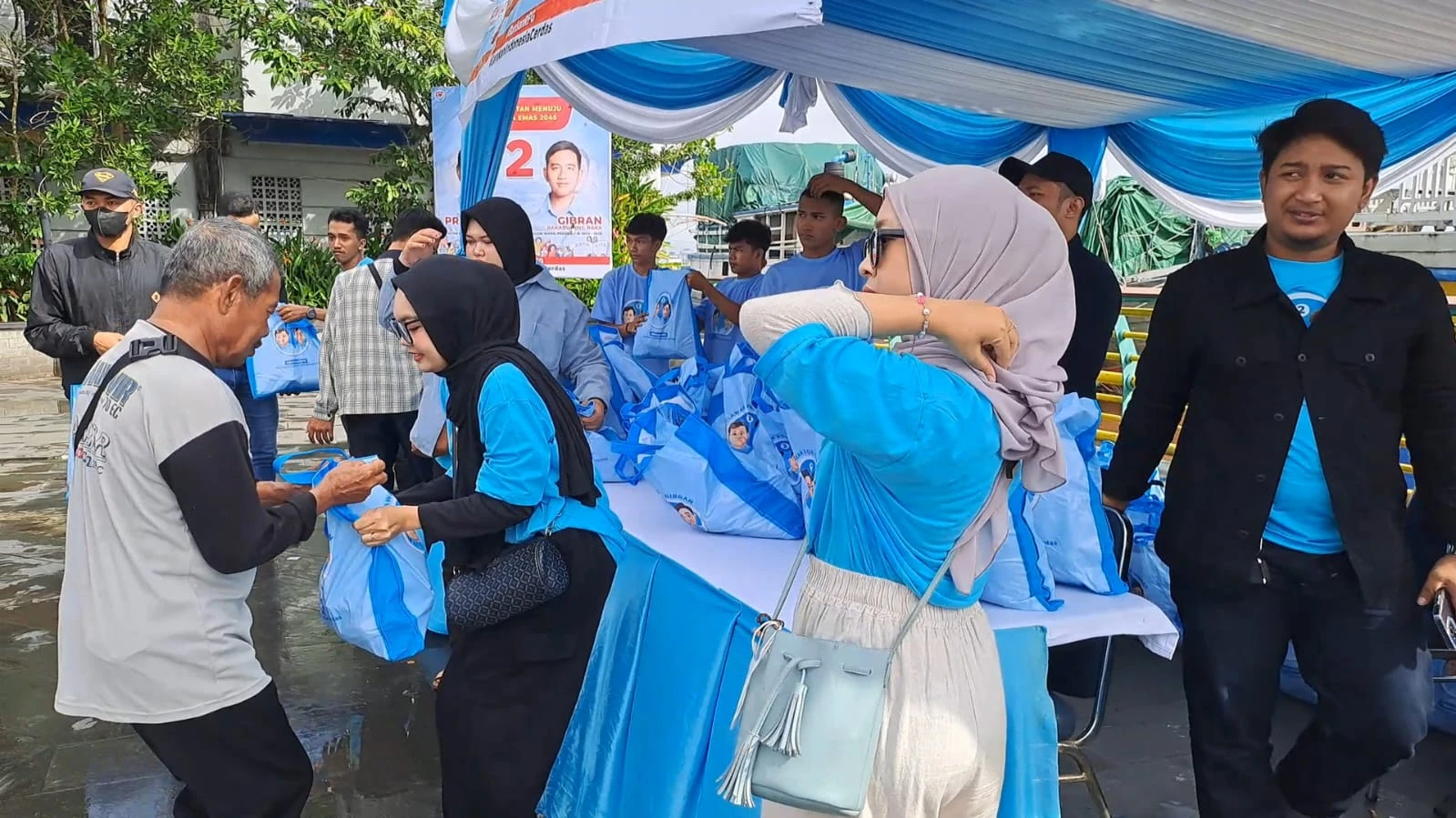 Foto: Warga Serbu Tebus Sembako Murah Barisan RFG di Pontianak | Pifa Net