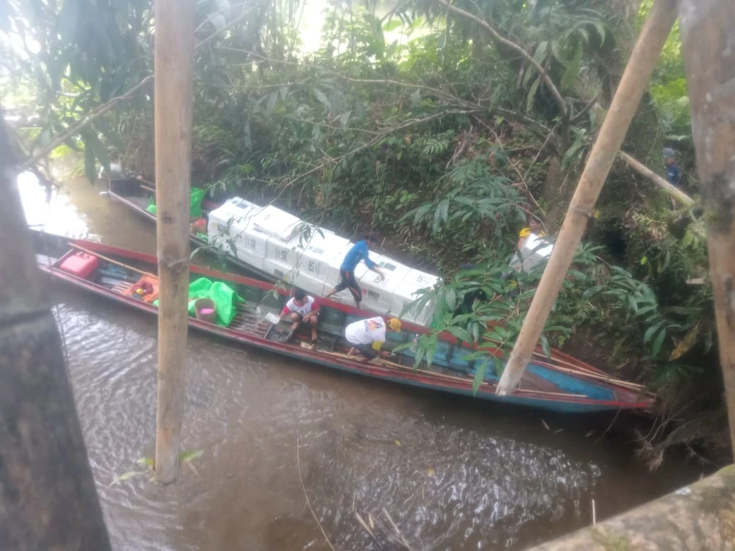 Foto: Distribusi Logistik Pemilu di Daerah Terpencil di Bengkayang Lalui Medan Sulit | Pifa Net