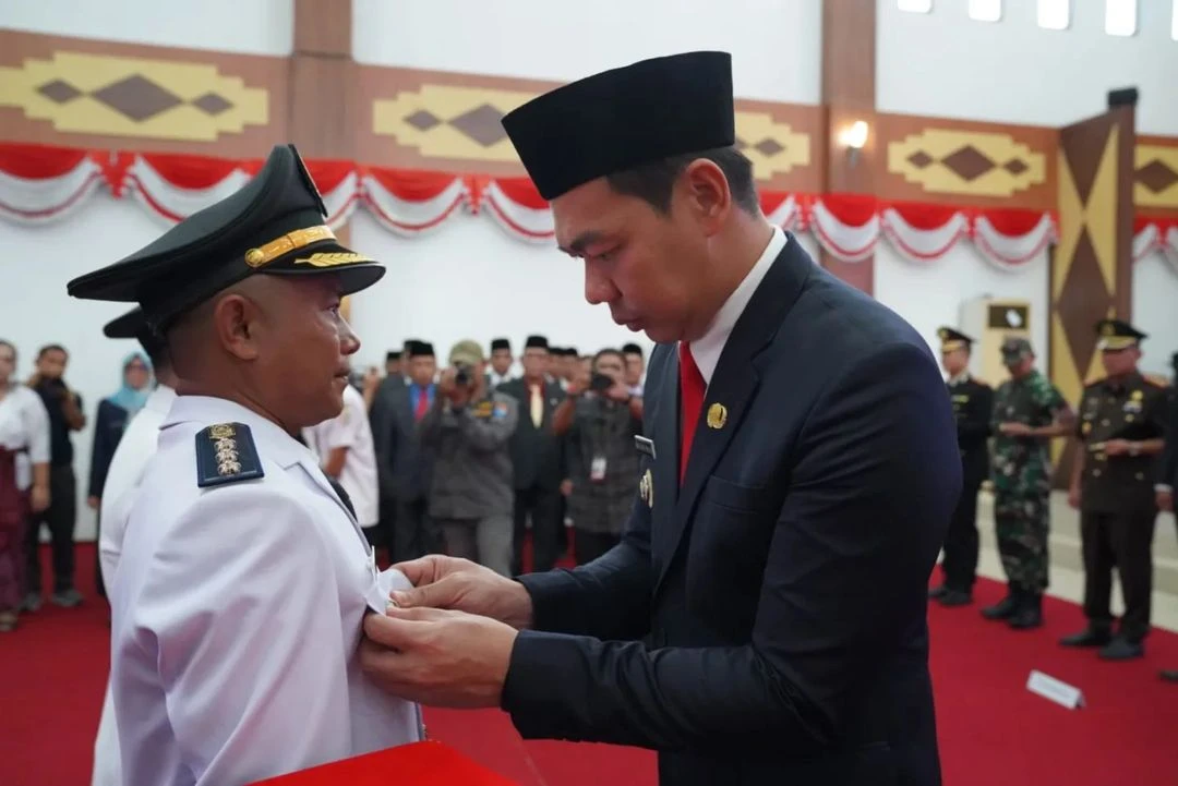 Bupati Kapuas Hulu, Fransiskus Diaan, S.H., M.H., saat melantik 10 pejabat administartor dan pengawas. (Dok. Prokopim Kapuas Hulu)