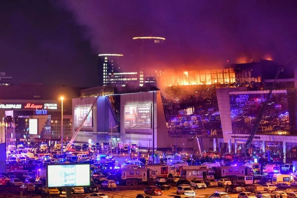 Foto: Korban Tewas dalam Serangan Teror di Moskow Bertambah jadi 137 Orang, Warga Rusia Kibarkan Bendera Setengah Tiang | Pifa Net