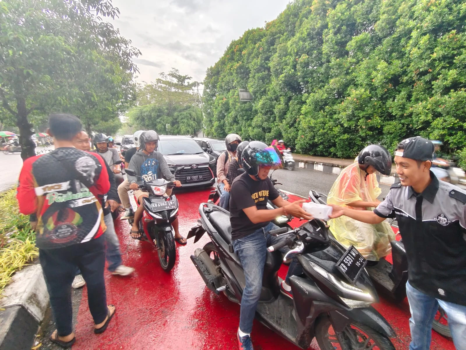Komunitas YNCI Pontianak membagikan takjil gratis di Bundaran Digulis Untan. (Dok. Istimewa)