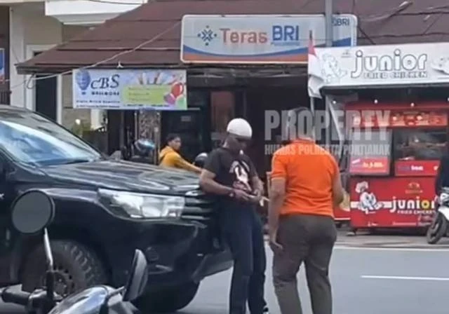 Foto: Polisi Tangkap Tukang Parkir Liar yang Rusak Spion Mobil Pengunjung Alfamart Jalan Pancasila | Pifa Net