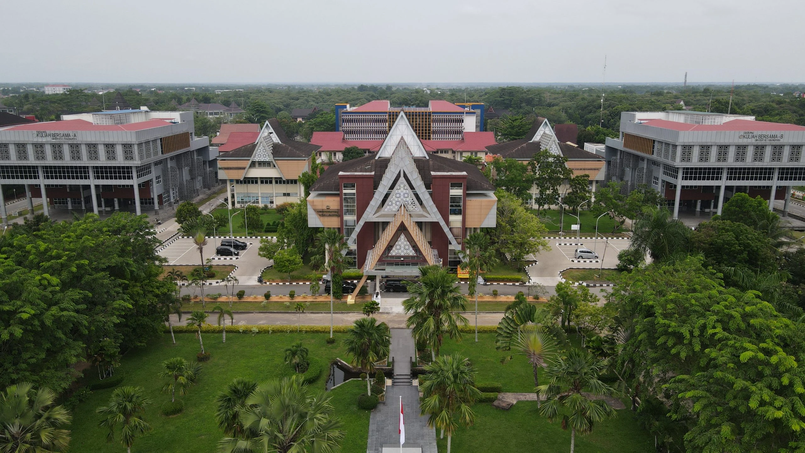Foto: 2.096 Mahasiswa Untan Wisuda, Prof Garuda Wiko Ingatkan Bangun Skill untuk Masa Depan Kalbar | Pifa Net
