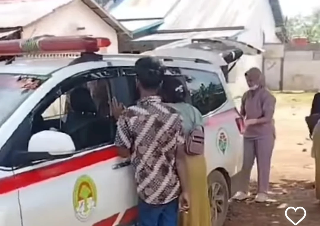 Foto: Ibu di Ketapang Terpaksa Melahirkan di Mobil Ambulan Akibat Jalan Rusak Parah | Pifa Net