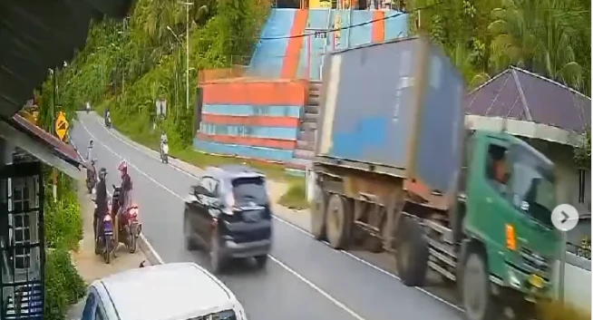 Foto: Truk Kontainer di Singkawang Diduga Hilang Kendali, 1 Orang Tewas | Pifa Net