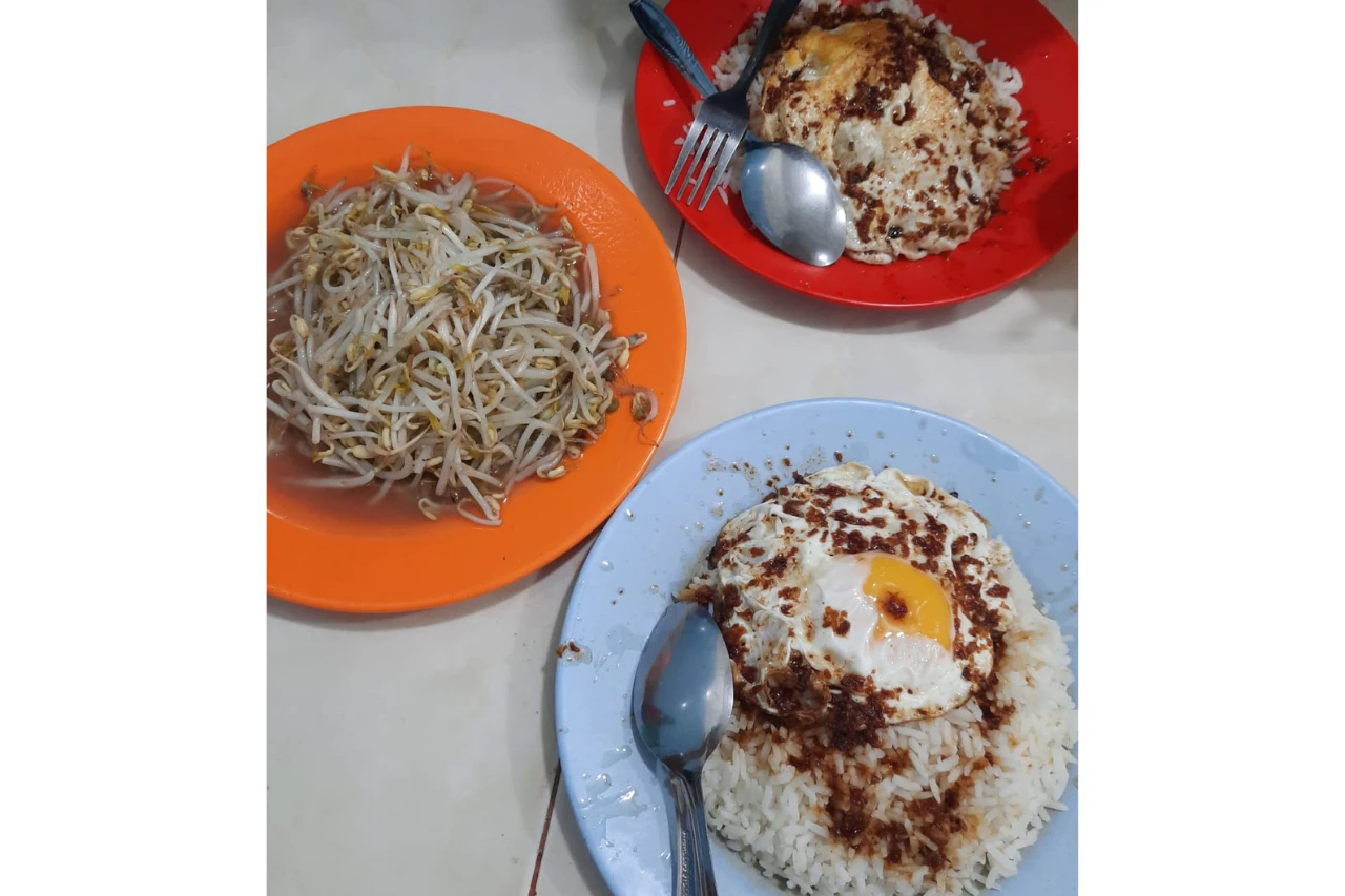 Nasi telur Ceplok Ayong 999 salah satu favorit public figure di Kota Pontianak. (Dok. PIFA//Lydia Salsabila)