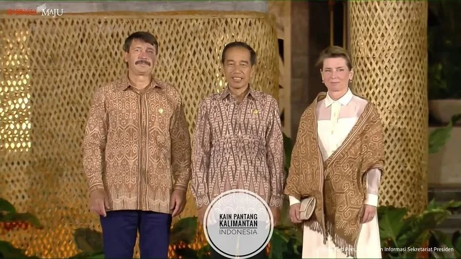 Foto: Presiden Jokowi Kenakan Pakaian dari Kain Tenun Ikat Sintang saat Gala Dinner KTT World Water Forum | Pifa Net