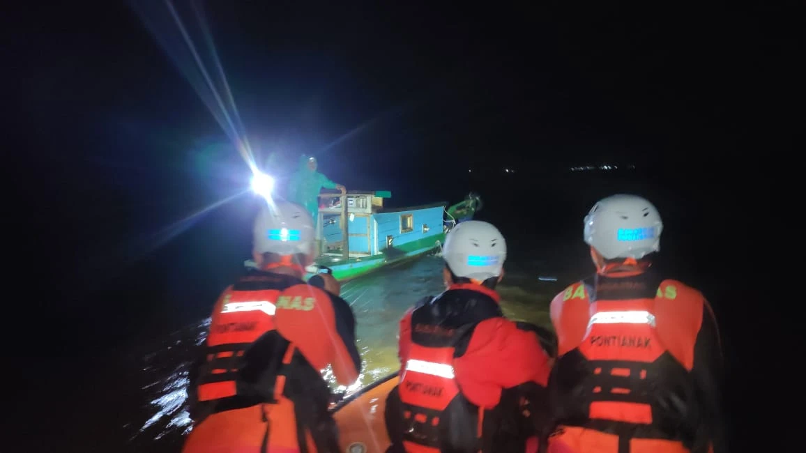 Foto: Diterjang Angin Kencang, Kapal Motor Karam di Perairan Muara Teluk Batang Usai Mencari Ikan | Pifa Net