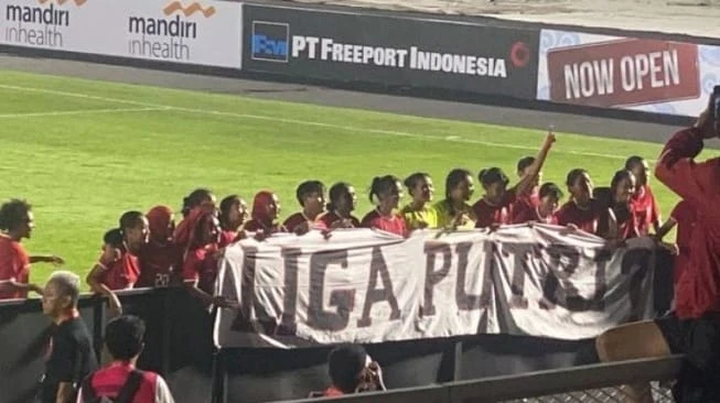 Foto: Bantai Singapura 5-1 di FIFA Matchday, Timnas Putri Bentangkan Banner "Liga Putri?" | Pifa Net