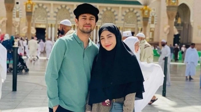 Foto: 5 Artis Ini Telah Menunaikan Ibadah Haji di Usia Muda | Pifa Net