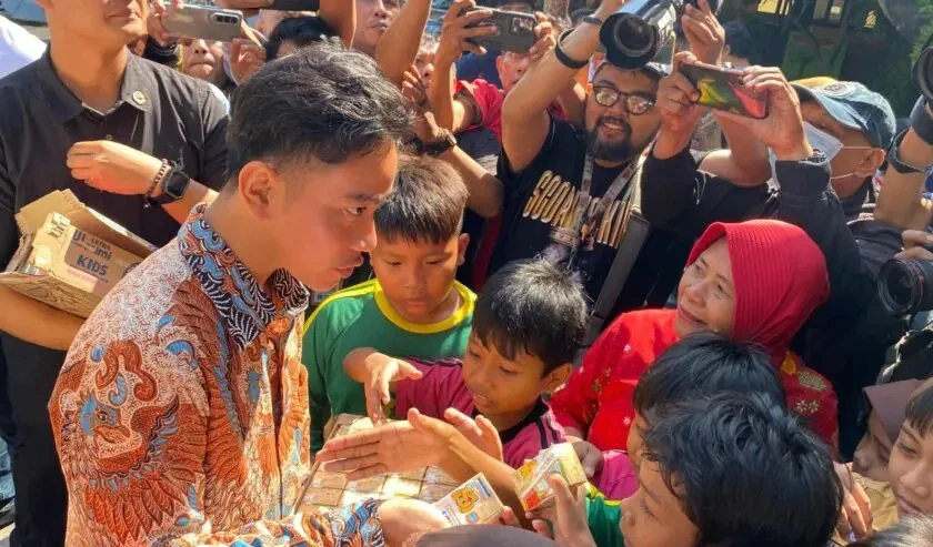 Foto: Momen Gibran Rakabuming Raka Bagikan Buku Bersampul Jan Ethes ke Siswa SD | Pifa Net