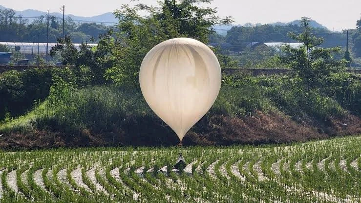 Foto: Korea Selatan Putar Lagu K-Pop di Perbatasan untuk Balas Serangan Balon Udara Sampah Korea Utara | Pifa Net