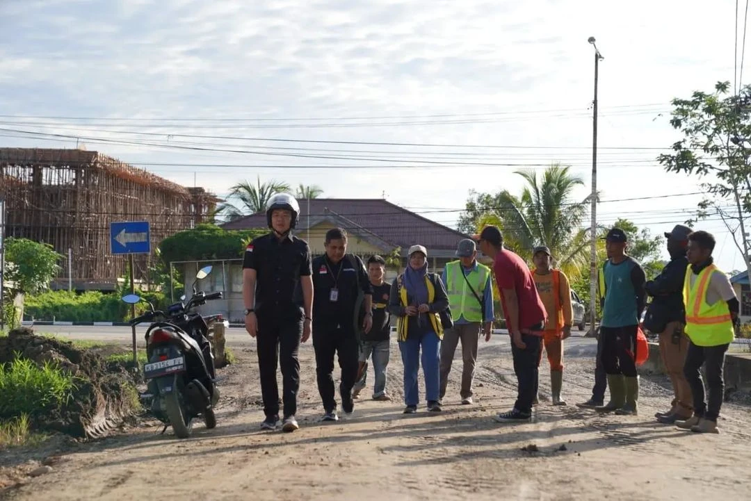 Foto: Momen Fransiskus Diaan Tinjau Sejumlah Ruas Jalan Rusak di Kapuas Hulu | Pifa Net