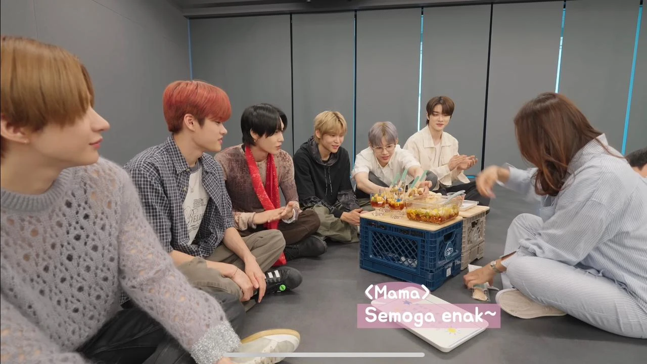 Resep Rujak Cuka yang pernah dicicipi Boygrup K-Pop RIIZE. (YouTube Kimbab Family)