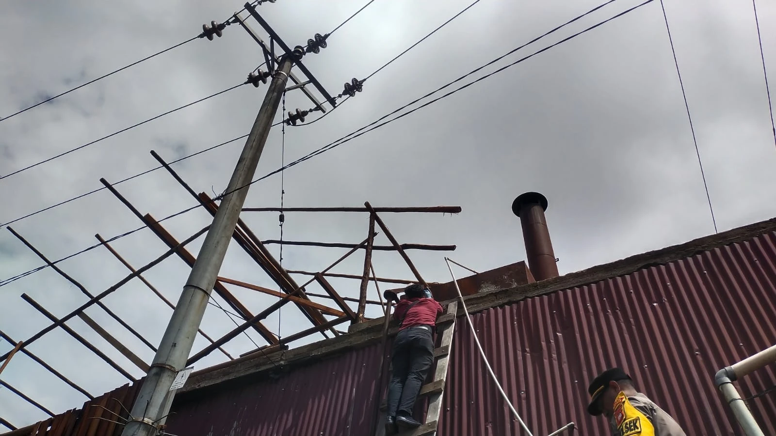 Foto: Seorang Pekerja Bangunan di Kubu Raya Tewas Tersengat Listrik saat Perbaiki Atap | Pifa Net