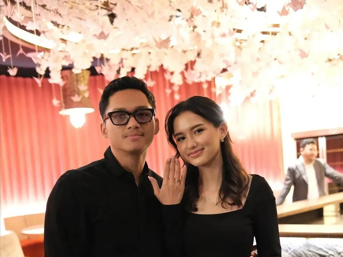 Foto: Momen Azriel Hermansyah Melamar Sarah Menzel di Hari Ultahnya: Will You Marry Me? | Pifa Net