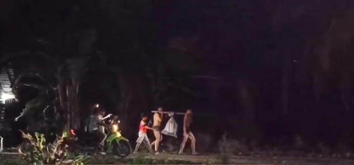 Foto: Tertangkap Basah Curi Kelapa, Dua Pria di Sambas Diarak Keliling Kampung | Pifa Net