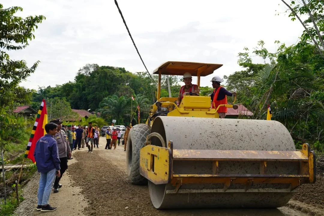 Foto: Bupati Kapuas Hulu Luncurkan Kegiatan Penanganan Long Segment Jalan Mataso - Ulak Pauk | Pifa Net