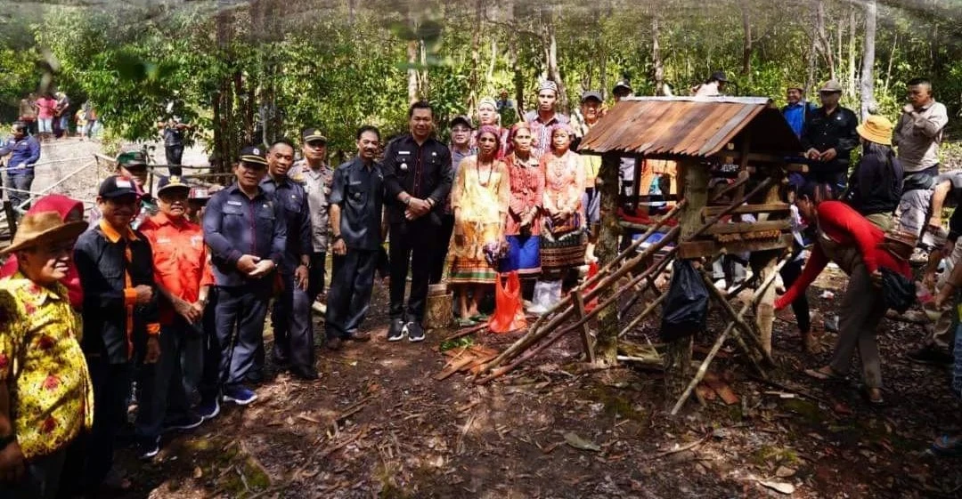 Foto: Momen Bupati Kapuas Hulu Ikuti Prosesi Upacara Pamindara Bukit Bai Sampe | Pifa Net