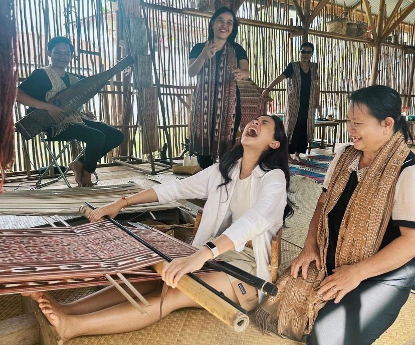 Momen artis, Maudy Ayunda belajar membuat kain tenun ikat khas Sintang. (Dok. IG @galerikainpantangsintang)