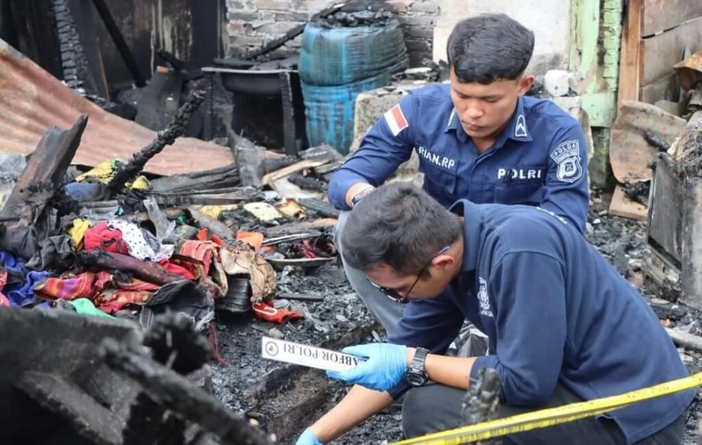 Foto: Sedang Fokus Bongkar Kasus Judi dan Narkoba, Wartawan Tribrata TV dan Keluarganya Tewas Terbakar dalam Rumah | Pifa Net