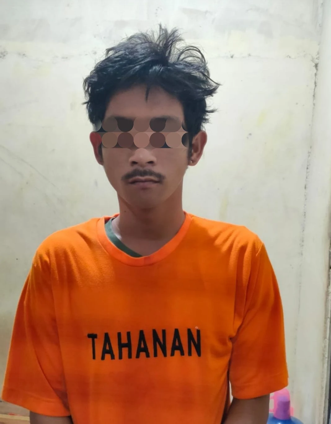 Pria di Sambas tega menganiaya ibunya dengan cekik dan pukul pake batang bambu. (Dok. Istimewa)