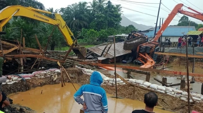 Foto: Jembatan Darurat di Dusun Tunang Hulu Ambruk | Pifa Net