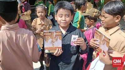 Foto: PDIP Kritik Gibran Bagi-bagi Buku Bergambar Jan Ethes | Pifa Net