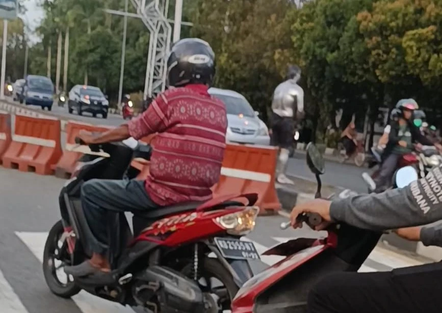 Foto: Beri Uang ke Manusia Silver di Pontianak Bakal Didenda Rp 500 ribu | Pifa Net
