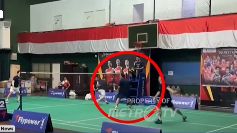 Momen eks ketua KPK Firli Bahuri  bermain badminton. (MetroTV)
