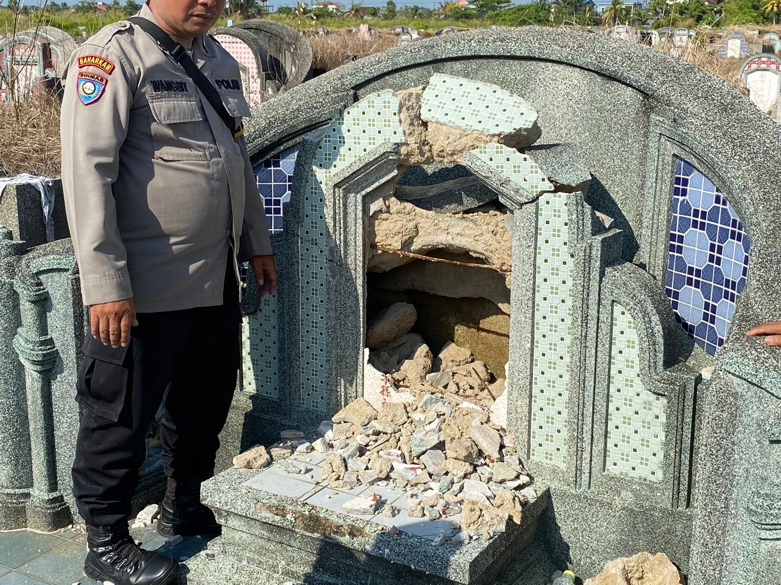 Foto: Belasan Makam Tionghoa di Kubu Raya Dibongkar, Besi Dicuri dan Papan Nisan Dirusak | Pifa Net