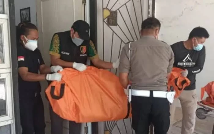 Foto: Pasangan Lansia Ditemukan Tewas Membusuk dalam Rumah, Polisi: Lama Tak Dijenguk Anak | Pifa Net