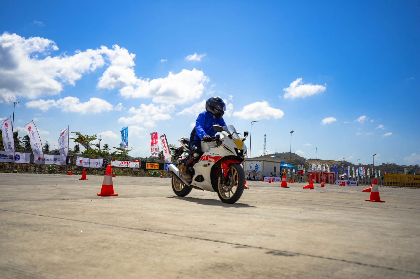 Foto: Jadi Bagian Keseruan bLU cRU Experience Day, Rasakan Riding Experience R15 Connected di Mandalika | Pifa Net