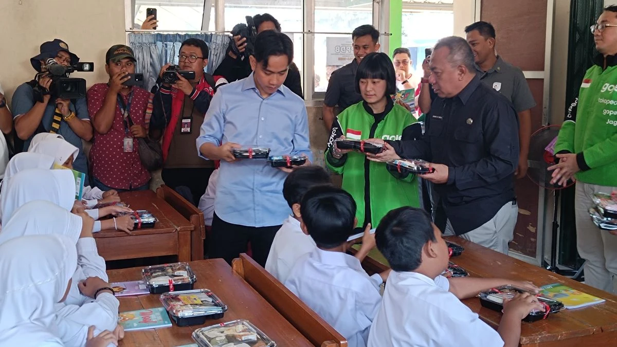 Foto: Gibran Lakukan Uji Coba Makan Bergizi Gratis di SD Negeri, Ini Menunya | Pifa Net