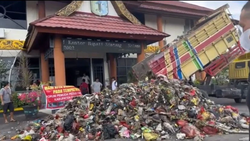 Foto: Protes Pengelolaan Sampah Buruk, Warga Buang Sampah ke Kantor Bupati dan DPRD Sintang | Pifa Net