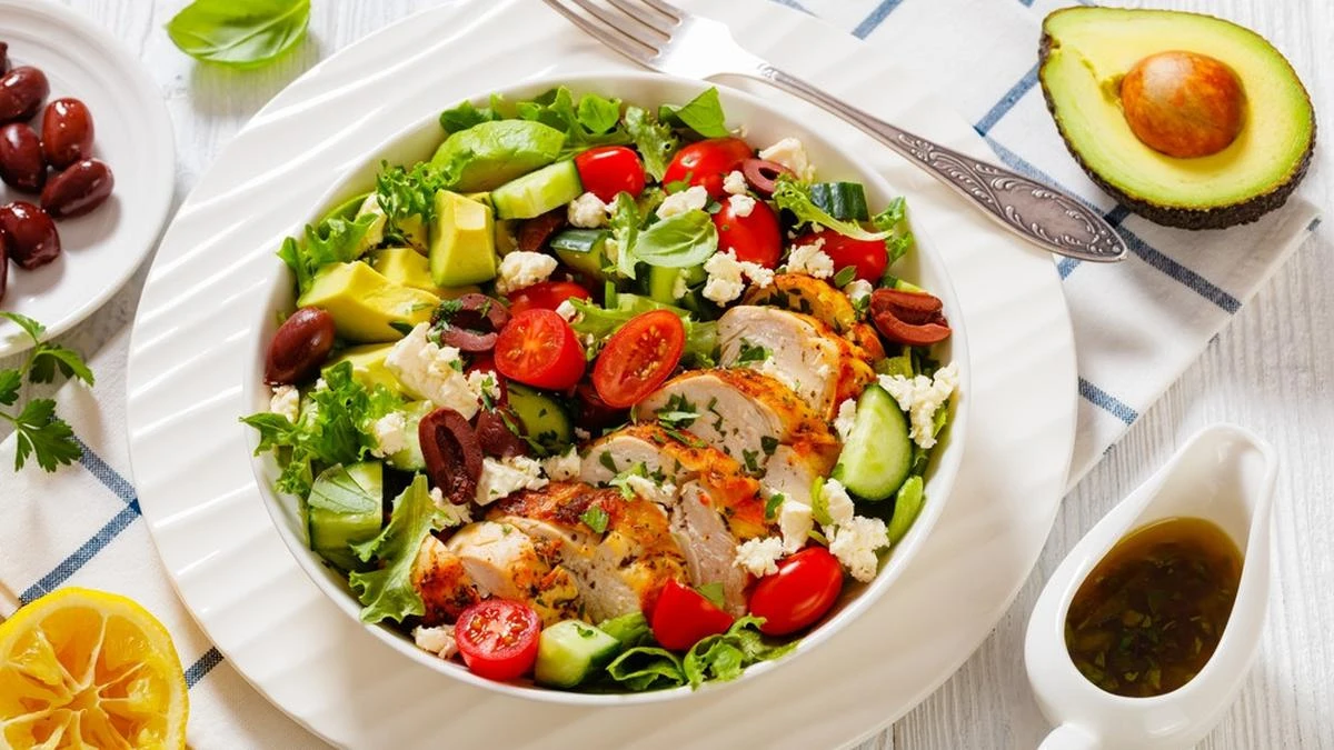 Resep salad ayam sayur yang baik dan sehat untuk diet. (Ilustrasi: Fimela)