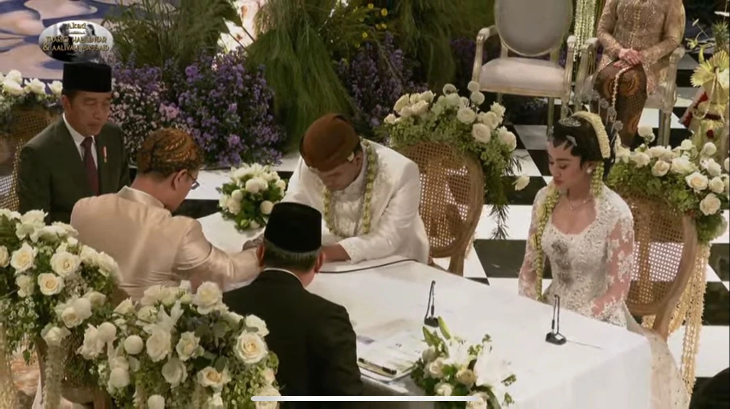Presiden Jokowi jadi saksi pernikahan Thariq Halilintar dan Aaliyah Massaid, Jumat (26/7). (Youtube)
