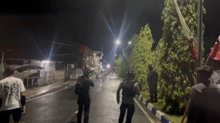 Foto: Diduga Perkara Razia Kendaraan, Polisi dan Brimob Terlibat Bentrok Warga Panik Dengar Suara Tembakan | Pifa Net