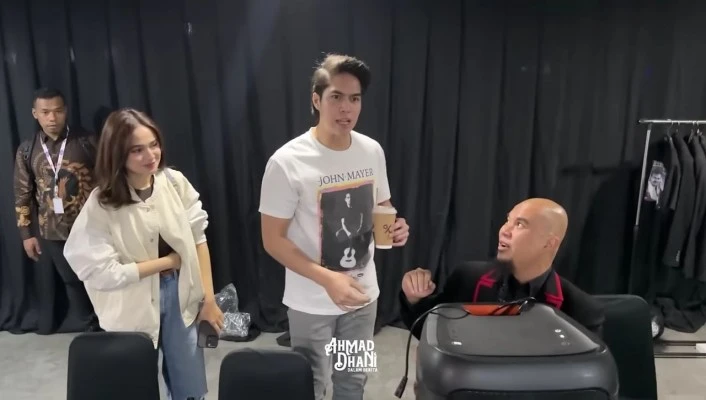 Momen Ahmad Dhani bertanya ke Syifa Hadju kapan menikah. (Poskota)