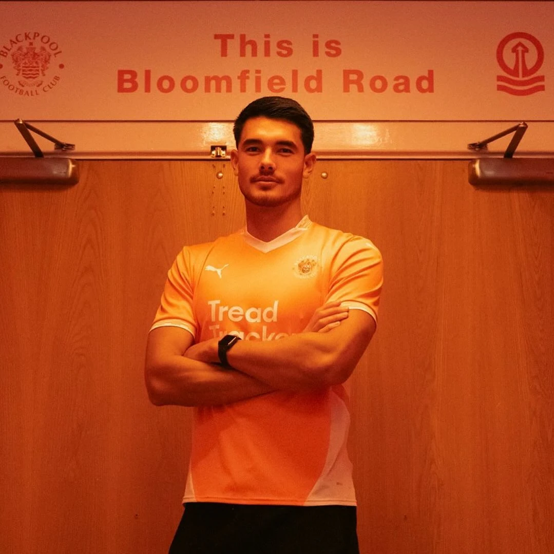 Elkan Baggott bersama klub barunya di kasta ketiga Liga Inggris, Blackpool, untuk musim 2024/2025. (Instagram @elkanbaggott)