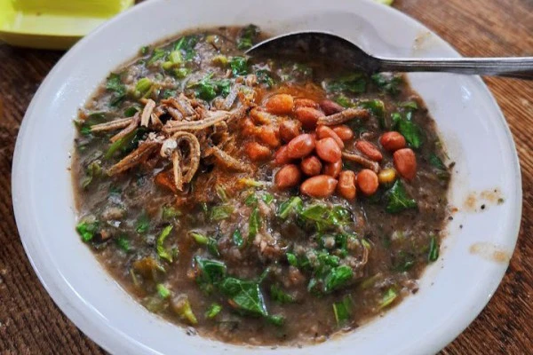 Tempat sarapan di kota Pontianak yang membuat pelanggannya rela mengantre, salah satunya bubur Daging Pak Mok. (Ilustrasi: google.com/maps/Yudho W)
