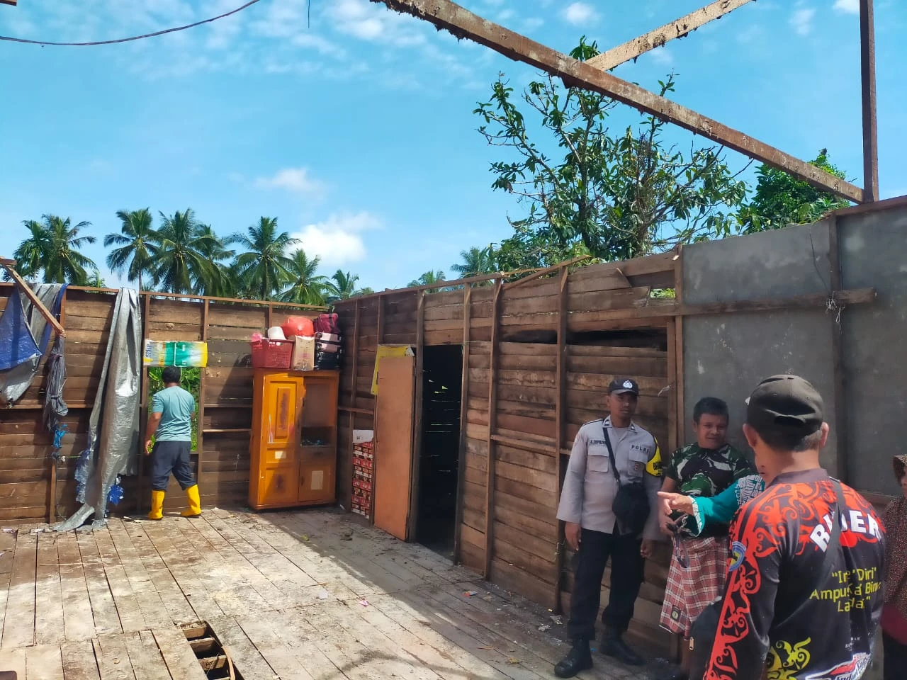 Foto: Puting Beliung Terjang Desa Pal Sembilan, Belasan Rumah Warga Rusak Berat | Pifa Net