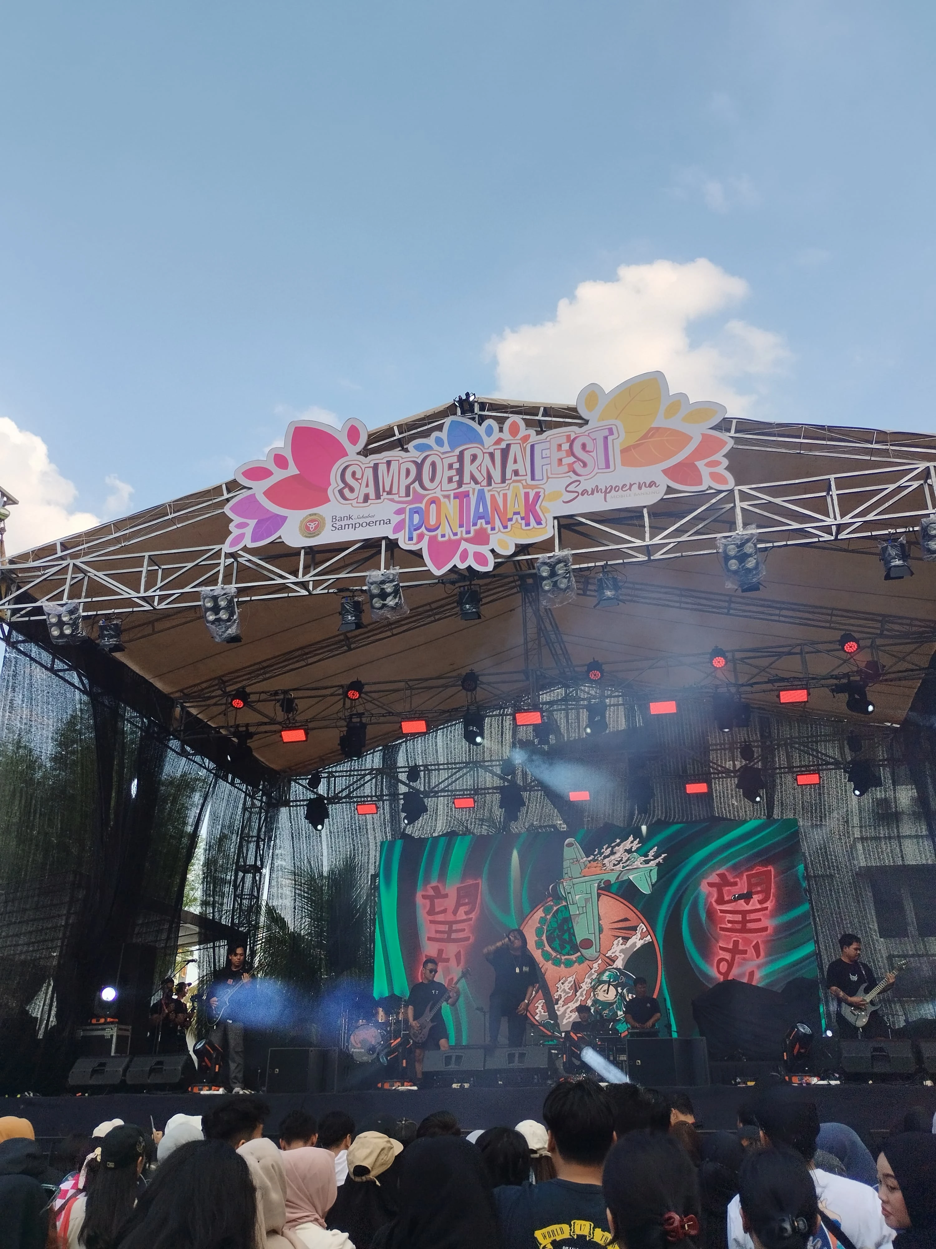 Foto: Kemeriahan Sampoerna Fest Pontianak, Vierratale hingga Nidji Sukses Ajak Penonton Nyanyi Bareng | Pifa Net