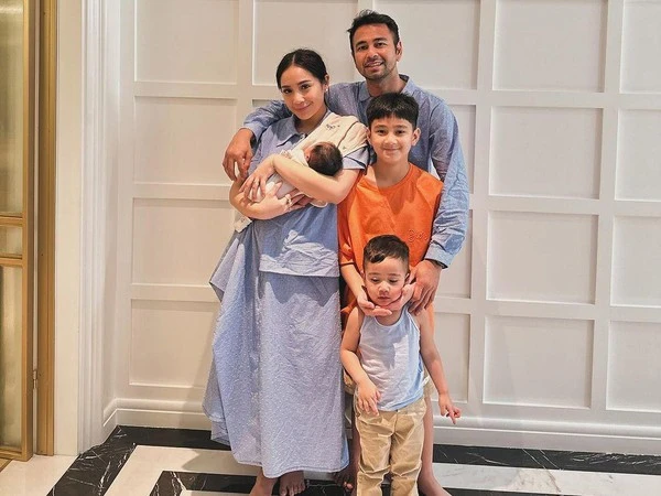 Nagita Slavina dirumorkan kembali hamil anak ketiga. (Cumicumi)