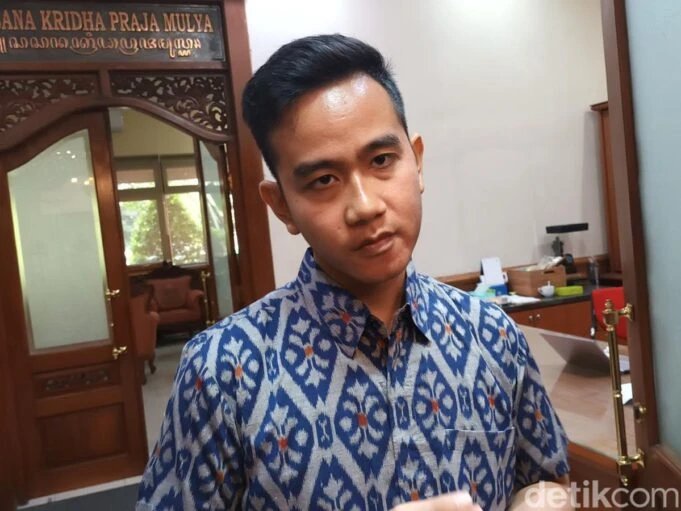 Foto: Gibran Rakabuming Raka Tanggapi soal Isu Mundur dari Jabatan Wali Kota Surakarta | Pifa Net