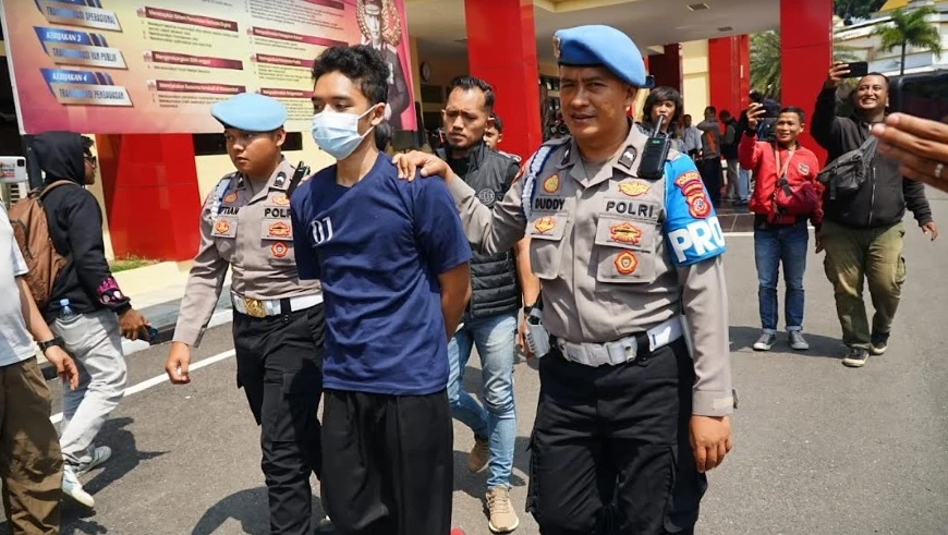 Foto: 3 Kali Bugil saat Ambil Orderan Ojol, Pria di Bandung jadi Tersangka Kasus Pornografi | Pifa Net