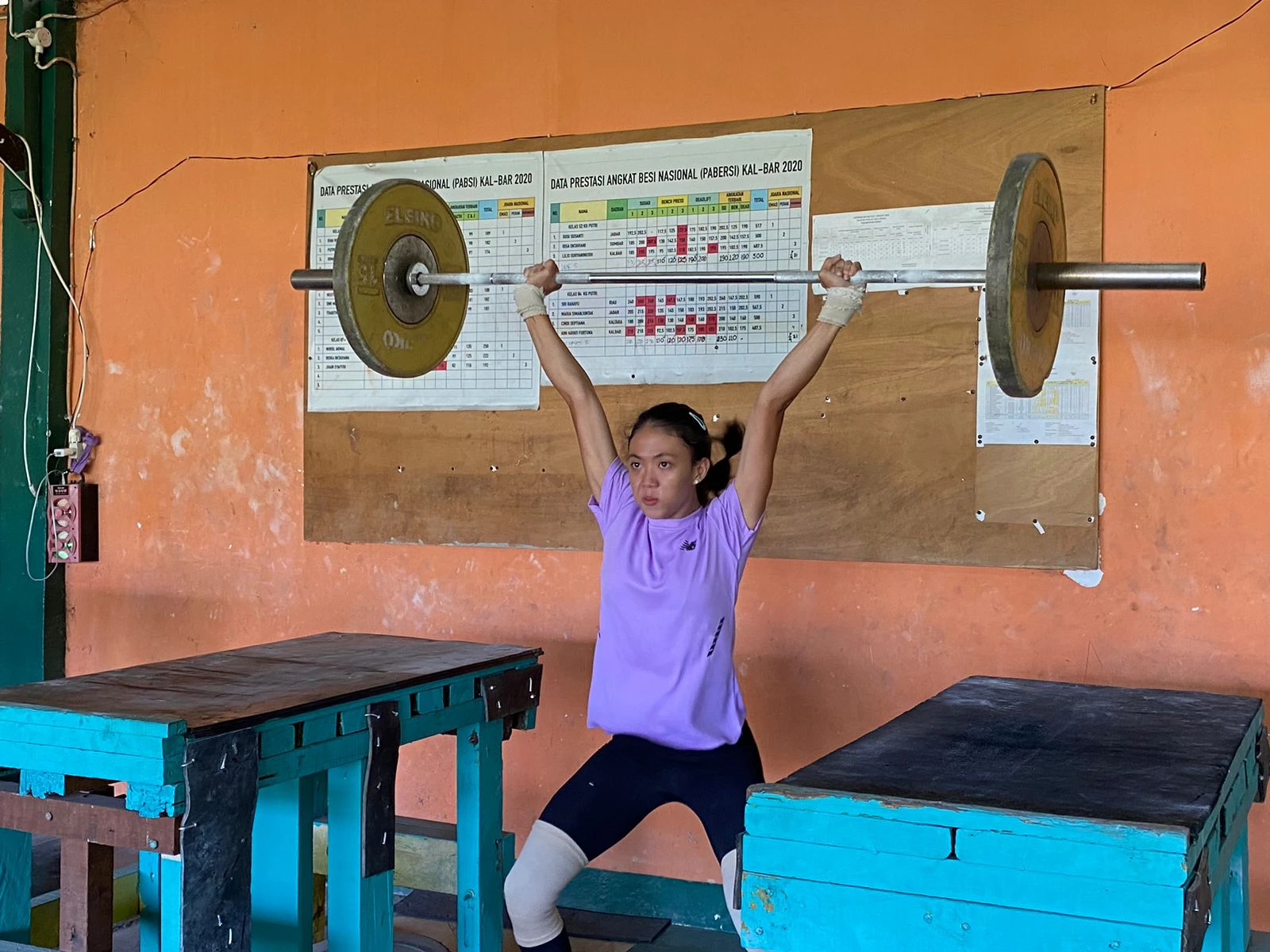 Atlet cabang angkat besi Kalbar kelas 49 Kg Dhea Annisa menjalani latihan untuk Pekan Olahraga Nasional (PON). (Dok. PIFA/Lydia Salsabila)