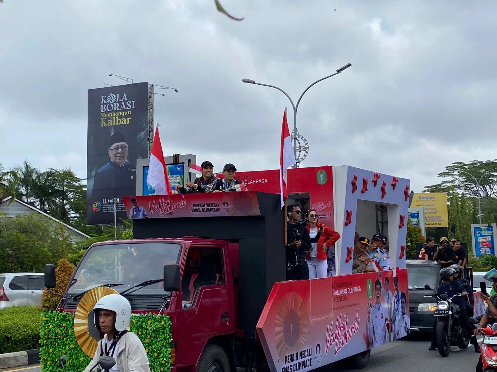 Foto: Kepulangan Veddriq Leonardo Disambut Meriah Warga Pontianak | Pifa Net