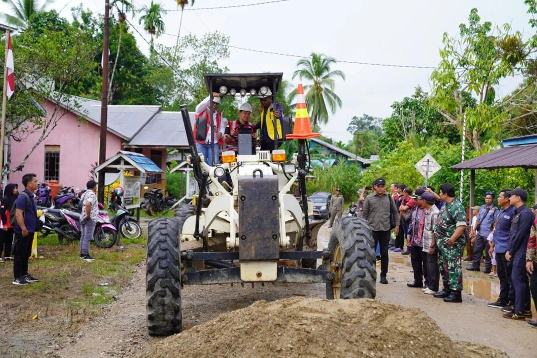 Foto: Fransiskus Diaan Launching Proyek Peningkatan Jalan Boyan Tanjung-Nanga Taman | Pifa Net