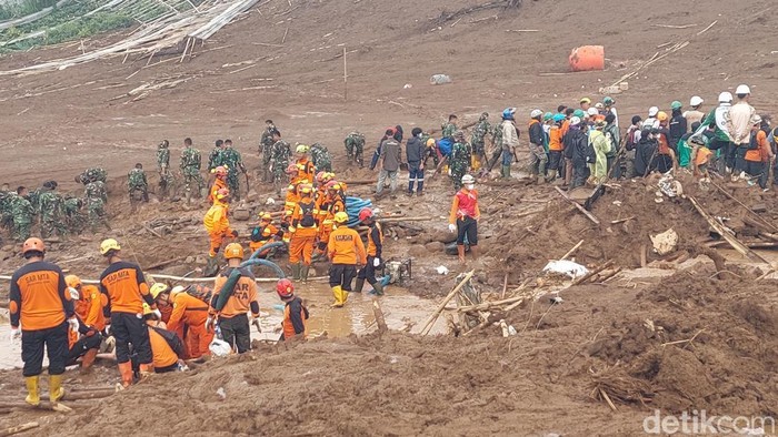Foto: Hari Keempat Pencarian Longsor Cisarua, Tim SAR Evakuasi Total 48 Kantong Jenazah | Pifa Net